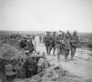 Az 1916-os somme-i csata a világháború egyik legvéresebb ütközete volt, a képen brit katonák német foglyokat vezetnek el