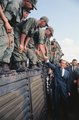 Nixon amerikai csapatokat látogat meg Dél-Vietnámban