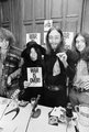 John Lennon és Yoko Ono egy, a vietnámi békével foglalkozó konferencián a kanadai Montréalban 1969-ben. Lennon egy „zsák nevetést” tart a kezében, melynek kinyitásakor nevetést játszott le a benne lévő apró magnó, míg Ono az akkori „A háborúnak vége – ha akarod” kampányának egy plakátját mutatja fel