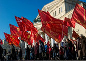 Lengtek a vörös zászlók a kommunista felvonuláson