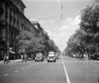 Az Andrássy út (Népköztársaság útja) a Nagymező utcától az Oktogon (November 7. tér) felé nézve, 1957 (Kép forrása: Fortepan / UVATERV)