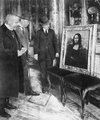 Az Uffizi képtár munkatársai büszkén mutatják be 1913-ban a rablást követően restaurált művet