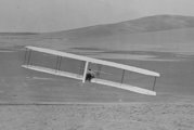 Wilbur Wright kanyarodás közben az oldalkormánnyal is felszerelt siklórepülővel, 1902.