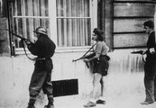 Nicole Minet (valódi nevén Simone Segouin), a Francs-Tireurs et Partisans (FTP) nevű kommunista partizáncsoport tagja bajtársaival a párizsi harcok egyik leghíresebb fotóján, 1944. augusztusában