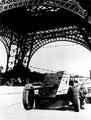Szögesdrót és páncéltörő löveg az Eiffel-torony lábánál, 1944. augusztus