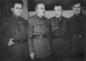 Az NKVD vezetői, a sztálini terror három fő végrehajtója egy fotón (b-j): Jakov Agranov, Genrih Jagoda, ismeretlen, Sztanyiszlav Regyensz. A későbbiekben mindhármukat letartóztatták és kivégezték.