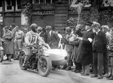Ferenciek tere (Apponyi tér), dr Sztancsek János oldalkocsis FN motorkerékpárján a Magyar Túraút startjánál (1928)