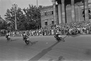 Hősök tere, háttérben a Műcsarnok. A Motorsportszövetség és a Mogürt nemzetközi motorversenye (1949)