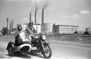 Berente, Hadak útja (26-os főút), háttérben a Borsodi Hőerőmű (1965)