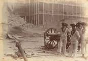 Brit tengerészgyalogosok egy sérült zanzibári ágyúval a romos szultáni palota előtt