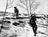 A 10. hegyi hadosztály katonái tüzérségi lőszer cipelése közben