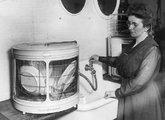 Egy korai mosogatógép használat közben, 1921.