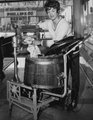 A legkorábbi elektromos mosógépek egyike – még működőképes állapotban – az Üdvhadsereg használtcikk-boltjában, 1966.