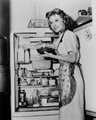 Sally Forrest amerikai színésznő bemutatja General Motors hűtőszekrényének tartalmát, 1950 körül