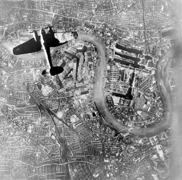 Egy Heinkel He 111 német bombázó Kelet-London felett 1940. szeptember 7-én