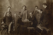 A Budapesti Napló szerkesztőségének tagjai, 1907 (a képen jobbról a harmadik, könyökére támaszkodó alak Csáth Géza)