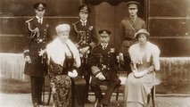 Az 1921-es családi portré készítésekor még se V. György király, se felesége, Mária nem gondolta, mekkora botrányt fog okozni a legidősebb fiuk (középen)