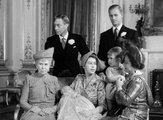 A rideg nagymama, a véletlenül trónra került király, a makacs trónörökösnő, a szókimondó férj, az ellenségeskedő anyakirálynő és a generációkkal később is csupán trónörökös gyermek, valamint az újszülött húg – a brit királyi család 1950-ben