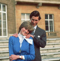 Károly herceg és Diana a fotósok előtt, miután bejelentették eljegyzésüket