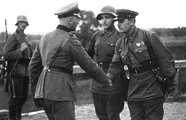 Német és szovjet katonák kézfogása Lengyelország közepén, a paktumban lefektetett határvonalon
