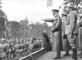 Hitler üdvözli a győztesen hazatérő Wehrmachtot 1939. október 5-én