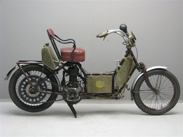 Egy továbbfejlesztett Autofauteuil 1908-ból – a motor már 490 köbcentis, de az ülés még az eredeti dizájnt követi (Wikipedia / Yesterdays Antique Motorcycles / CC BY-SA 4.0)