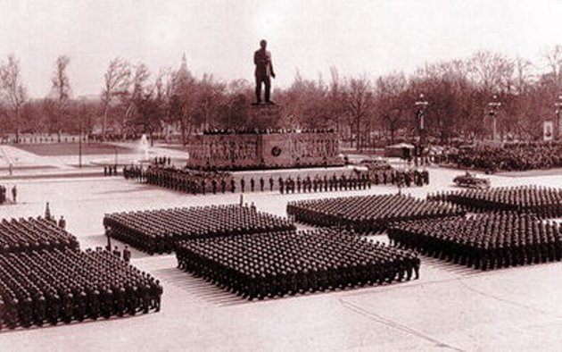 Katonai felvonulás a Sztálin-szobor előtt (Wikipedia / Tambo / CC BY-SA 3.0)