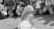 Brigitte Bardot fotósok gyűrűjében az 1958-as velencei filmfesztiválon