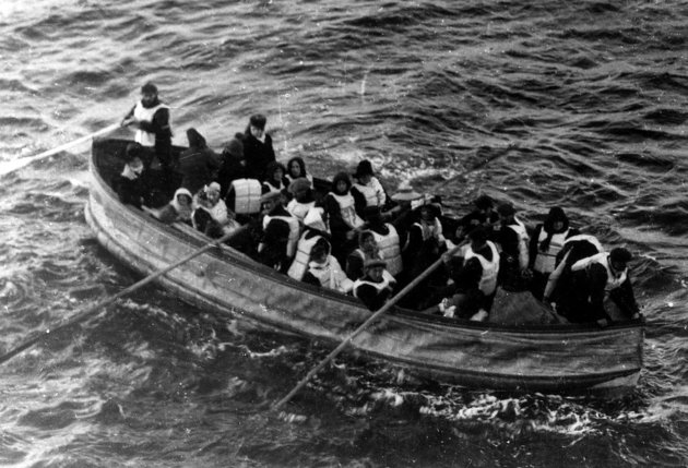 Mentőcsónak a hajókatasztrófa túlélőivel