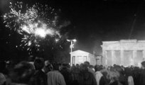 Tűzijáték a Brandenburgi kapunál (Kép forrása: Wikipédia/ Bundesarchiv, Bild 183-1990-1003-008 / Uhlemann, Thomas / CC-BY-SA 3.0)