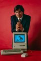 Steve Jobs a Macintosh egy példányával, 1984.