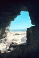 A Holt-tenger az egyik kumráni barlangból nézve