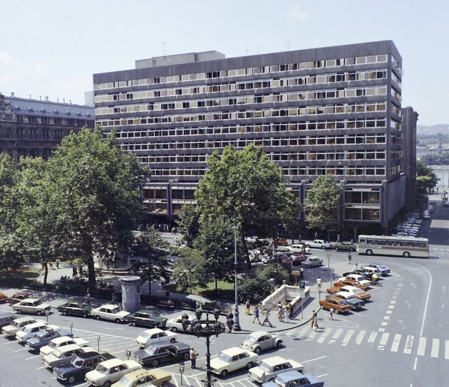Az Országos Rendező Iroda egykori székháza a Vörösmarty téren (Fortepan/Főfoto)