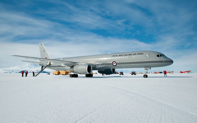 A Pegasus Fehér Jég Kifutópálya ma is használatban van, a képen egy Boeing 757-es látható (Kép forrása: Wikipédia / New Zealand Defence Force / Altair78 / CC BY 2.0)