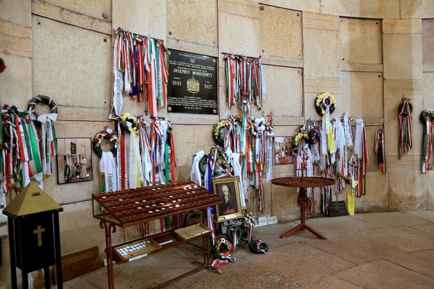 Mindszenty József sírja az esztergomi bazilika altemplomában (kép forrása: Wikipedia Commons / Thaler Tamas / CC BY-SA 4.0)