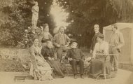 Családi és baráti körben (a kép közepén az idős Verdi), 1900 (Kép forrása: Wikipédia/ Archivio Storico Ricordi/ CC BY-SA 4.0)