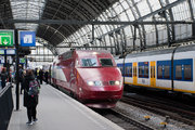Egy Thalys PBA típusú TGV szerelvény az 1500 V egyenfeszültséggel villamosított Amsterdam Centraal állomáson. Jellegzetes a vastag, kettőzött felsővezeték, de a nagysebességű vonat így sem haladhat 160 km/h-nál gyorsabban, csak amikor átér a Kandó-rendszerű nagysebességű vonalra.