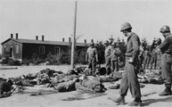 Amerikai csapatok az ohdrufi lágerben fekvő holttestek mellett, 1945. április