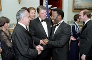 A Fehér Házban is tiszteletét tette 1986-ban (a képen Ronald Reagan amerikai elnökkel)