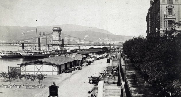 Pesti rakpart az 1880/1890-es években – ez még a halászhajók és a teherforgalom korszaka (Kép forrása: Fortepan/ Budapest Főváros Levéltára. Levéltári jelzet: HU.BFL.XV.19.d.1.06.006)