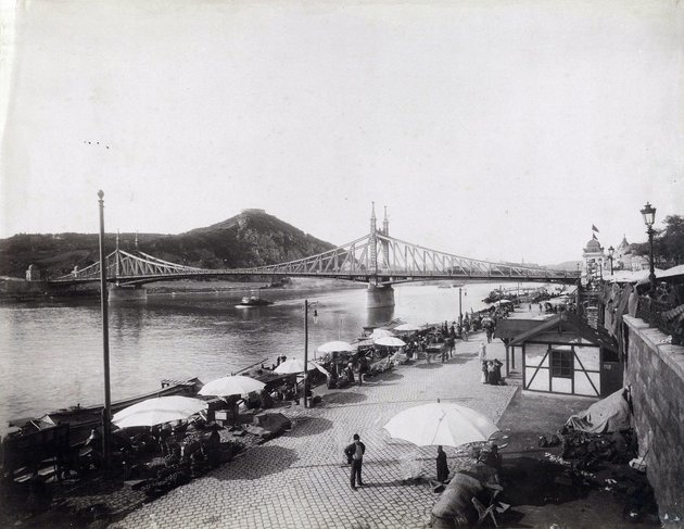 Mozgalmas piacnap a pesti rakparton 1900 körül (Kép forrása: Fortepan/ Budapest Főváros Levéltára. Levéltári jelzet: HU.BFL.XV.19.d.1.08.132)