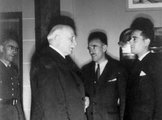 A kollaboráns Vichy-kormány tisztviselőjeként a második világháború kezdetén támogatta Philippe Pétain rendszerét