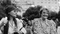 Tolnay Klári (jobbra) és Törőcsik Mari (balra) a Színészkarnevál előestéjén a Blaha Lujza téren (1990, Kép forrása: Fortepan / Gábor Viktor)