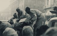 A 20. század sajnos igazolta a Vöröskereszt létjogosultságát, a képen az 1956-os magyar forradalom rászorulóinak osztanak segélycsomagokat