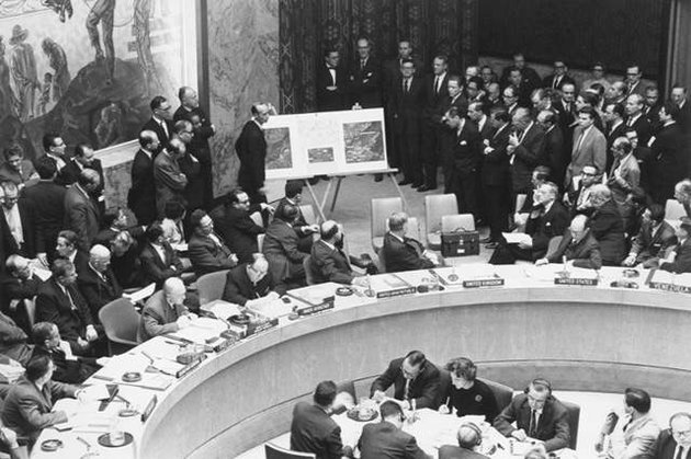 A Kubába telepített rakéták bemutatása az ENSZ-nek 1962. október 25-én