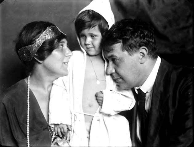 Feleségével (Harmos Ilona) és fiával (Kosztolányi Ádám) 1918 körül