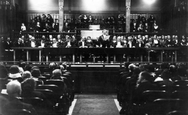 A Nyugat 25. évfordulójára rendezett ünnepi estén Kosztolányi Dezső (az álló Móricz Zsigmondtól kettővel balra) is részt vett 1932-ben (Kép forrása: Fortepan / Németh László Társaság)