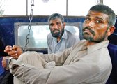 Arif és Farman bilincsben egyik letartóztatásuk után
