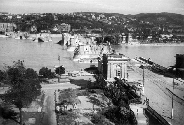 1945-ben már tudatos rombolás következményeként vált használhatatlanná a Margit híd (Kép forrása: Fortepan / Album050)