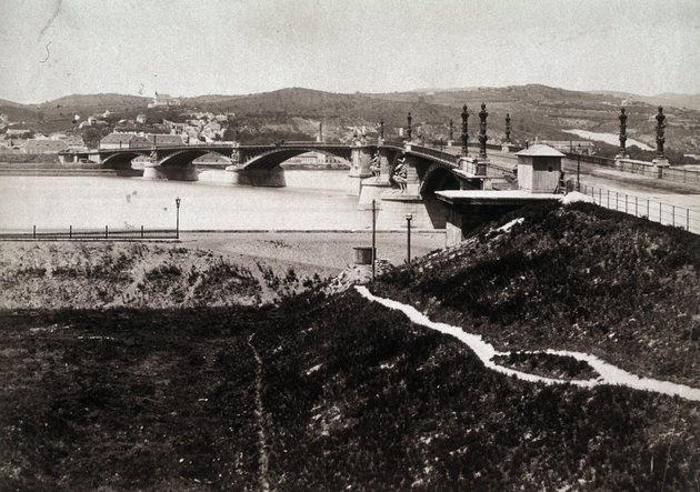 Mindössze 7 évvel a híd átadása után, 1883-ban készült fotó (Kép forrása: Fortepan / Album050)